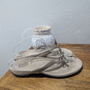 VIONIC Bella Patent Thong Slip-on Bow w/Gold Metal Logo Sandals Shoes‎ Size 9